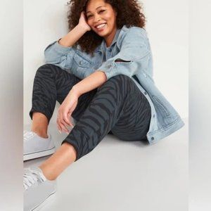 Old Navy High-Waisted StretchTech Tapered Pants in Black Zebra - Size Small